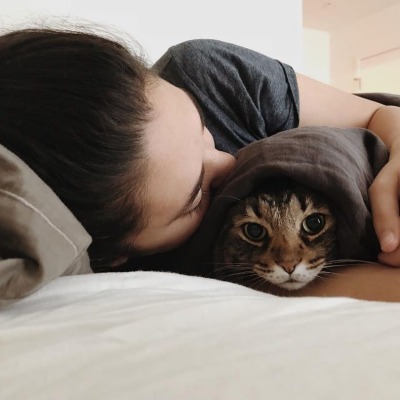 Tay Centineo introducing her pet cat to her Instagram followers.